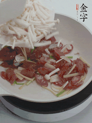 放白玉菇、青紅辣椒、雞蛋。