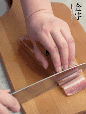 百合切去頭尾，分開洗凈;咸肉切薄片。