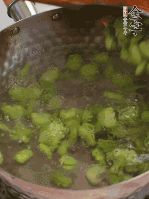 鍋中水沸，放一撮鹽，下蠶豆豆瓣焯3分鐘，下百合，3秒撈出，一起撈出瀝水。
