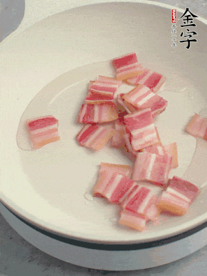 鍋中少許油，金字淡咸肉煸香。