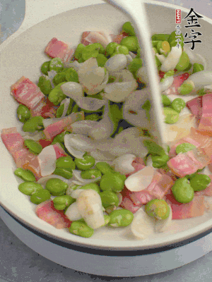 放蠶豆豆瓣、百合炒勻。
