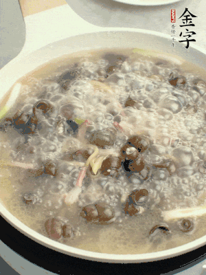 放辣椒，加一點(diǎn)鹽、糖，大火翻炒。