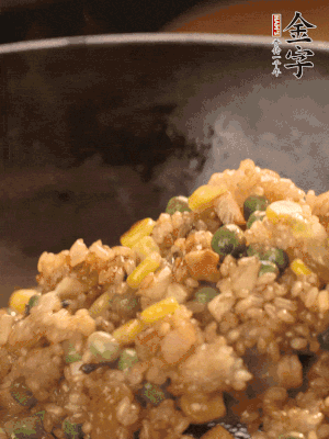 再下糯米，1勺蠔油、2勺生抽調(diào)味翻炒均勻。