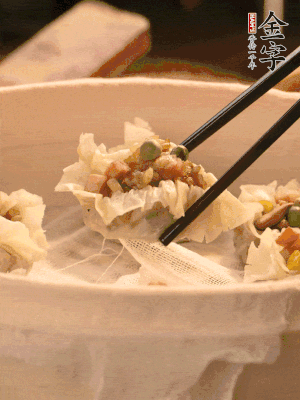 包好的燒賣放在蒸籠上，水開后蒸8分鐘左右。