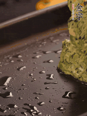 熱鍋擦一下油，下面糊攤平。