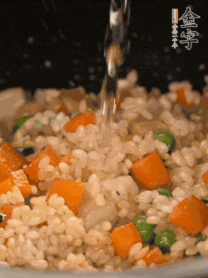 把食材轉(zhuǎn)移到電飯鍋中，倒入點(diǎn)清水，正常煮飯。