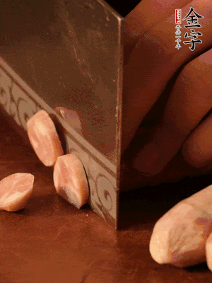 金字烤腸切圓片。