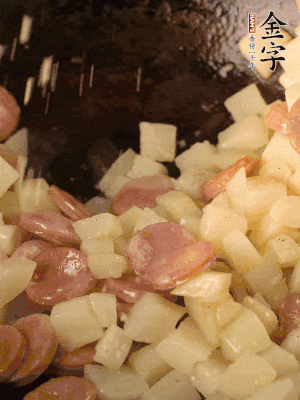 再放烤腸片煎熟。撒點鹽、孜然粉、辣椒面。