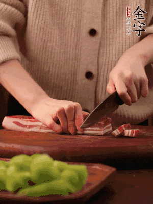 金字淡咸肉切片，冷水入鍋，加姜片、料酒略焯水。同步，五花肉切塊焯水。