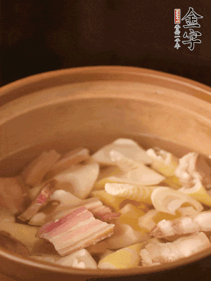 春筍、咸肉、咸肉一起入砂鍋，加姜片、料酒、清水大火煮沸到湯色變白。轉(zhuǎn)小火慢篤半小時(shí)。