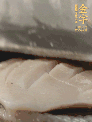 鮑魚(yú)用勺子撬出來(lái)，去掉內(nèi)臟和牙齒，加面粉、白醋、鹽、啤酒抓一下，清水洗凈，切花刀。