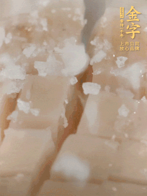 鮑魚(yú)中加點(diǎn)鹽、蠔油抓拌一下。