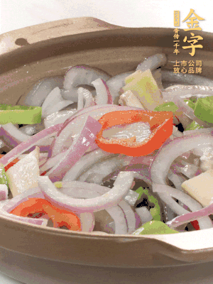 砂鍋底鋪上香菜，放上料頭，再放上焯過(guò)水的鮑魚(yú)殼。