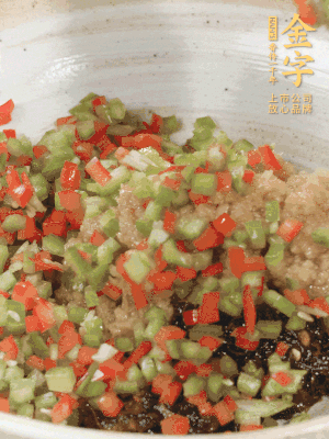 XO醬、蒜蓉醬、青紅椒粒攪拌成醬料。