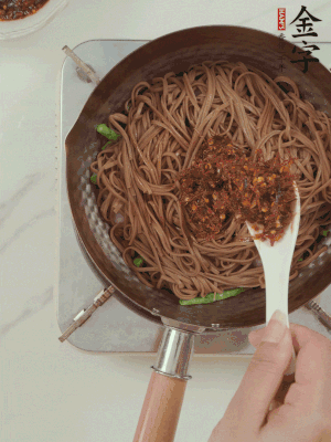 下蕎麥面，淋上少許醬油，加2勺金字火腿大師醬略翻炒即可。