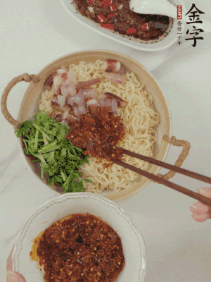 在面上鋪魷魚、香菜、金字火腿大師醬。