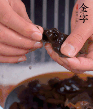 木耳冷水泡發(fā)，處理成小塊。（如果是小木耳就不用切了）