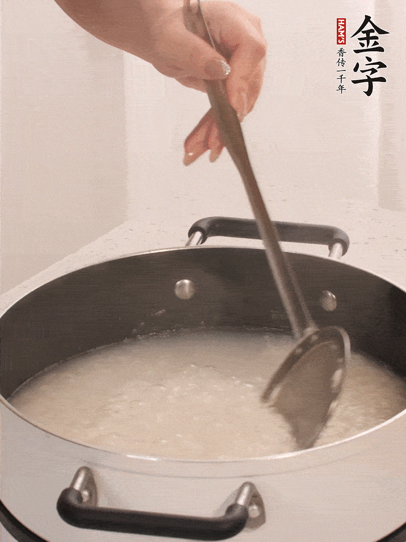 香菇、土豆、胡蘿卜、金字土香腸切小塊。