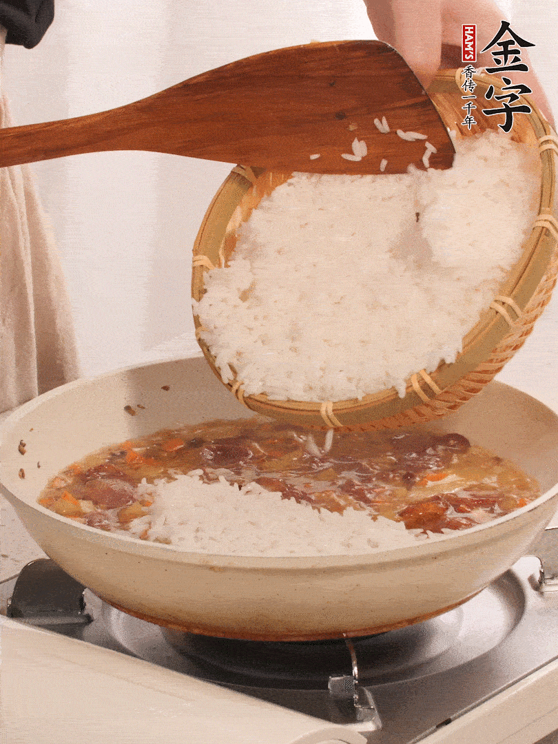 熱鍋燒油，香腸煸出油，加姜片去腥，加土豆、胡蘿卜、香菇翻炒到半熟，隨后加豆角、2小勺鹽、1大勺生抽，煸炒均勻。