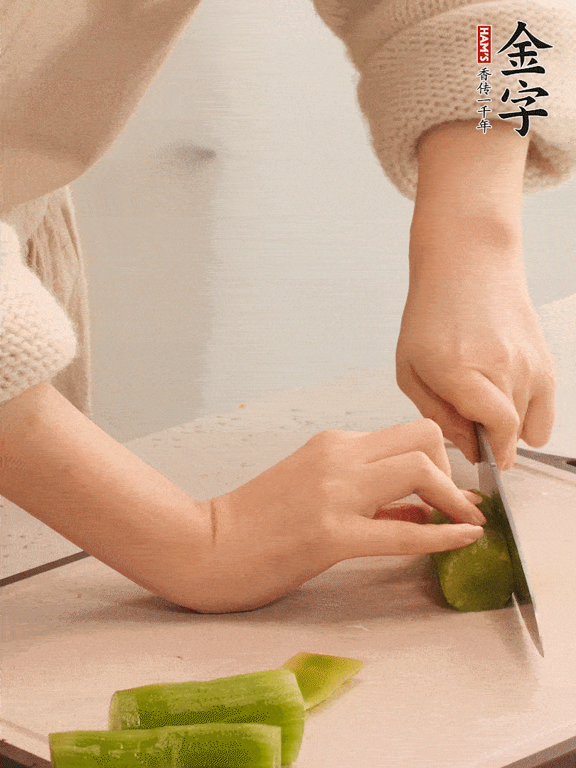 萵筍和白蘿卜用擦絲器擦成細(xì)絲。