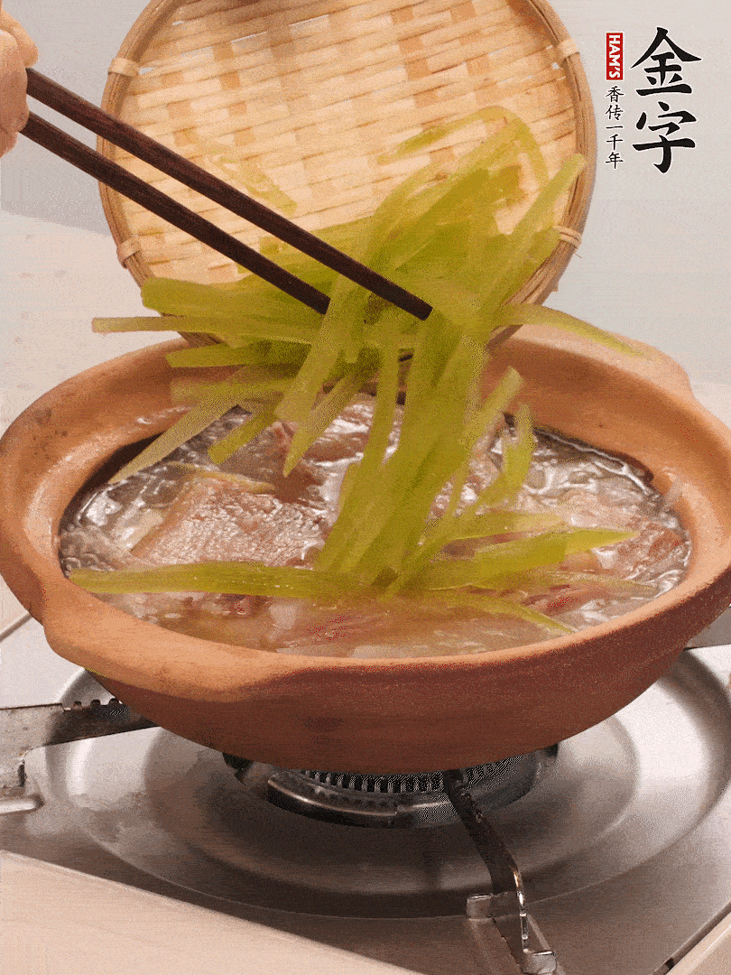 倒入熱水煮開后，轉(zhuǎn)小火燉煮10分鐘，呈奶白色湯底。