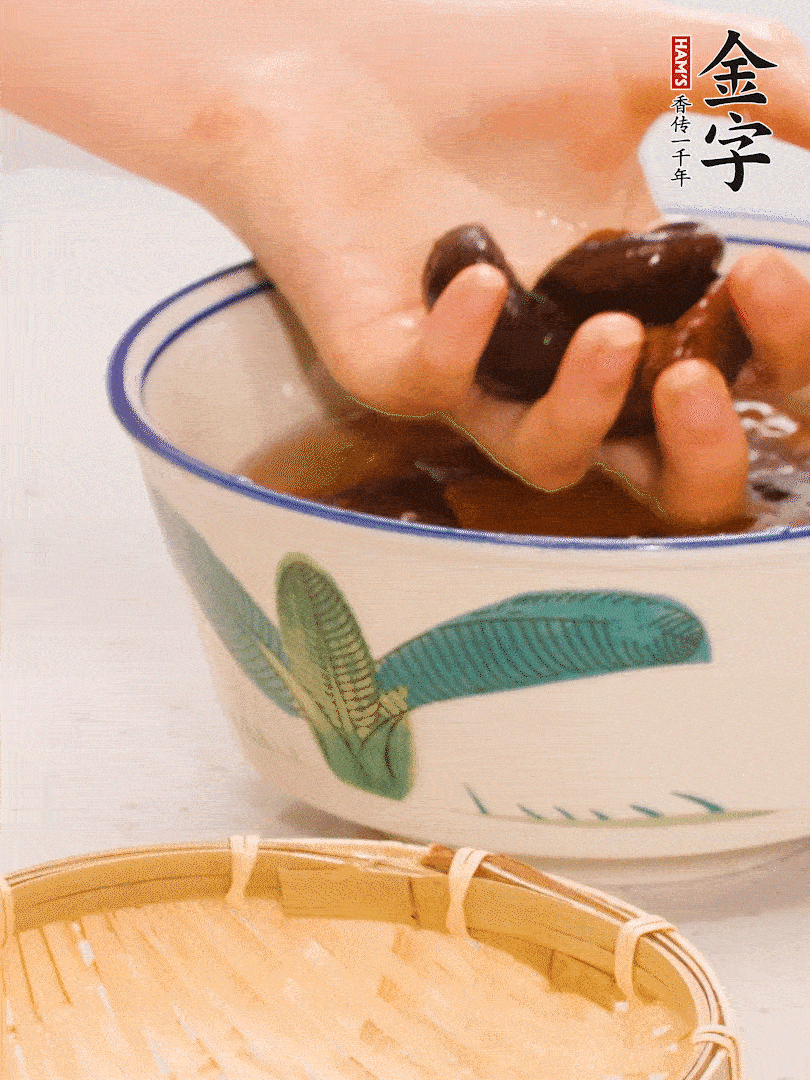 干香菇提前泡發(fā)切片，泡香菇水留著備用。