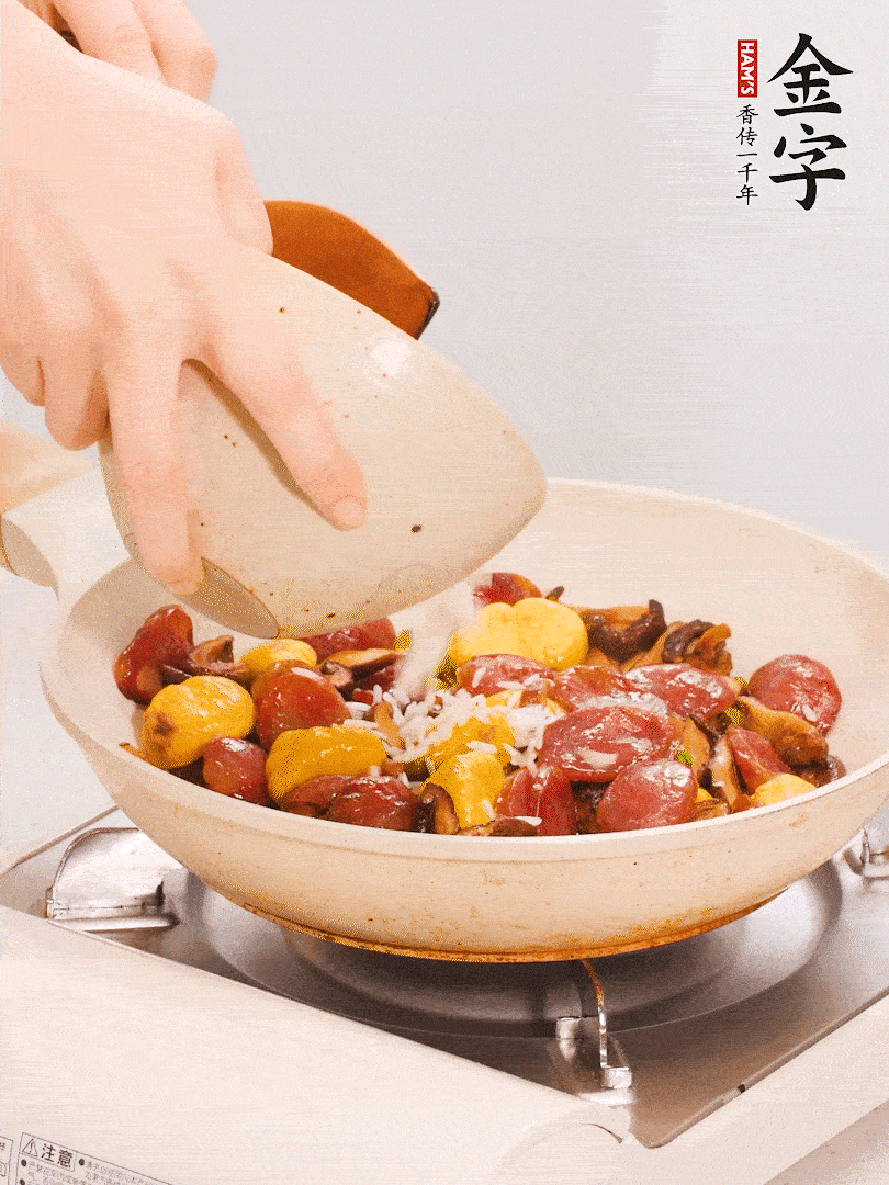 把米淘洗干凈，放入切好的香菇、板栗、毛豆。