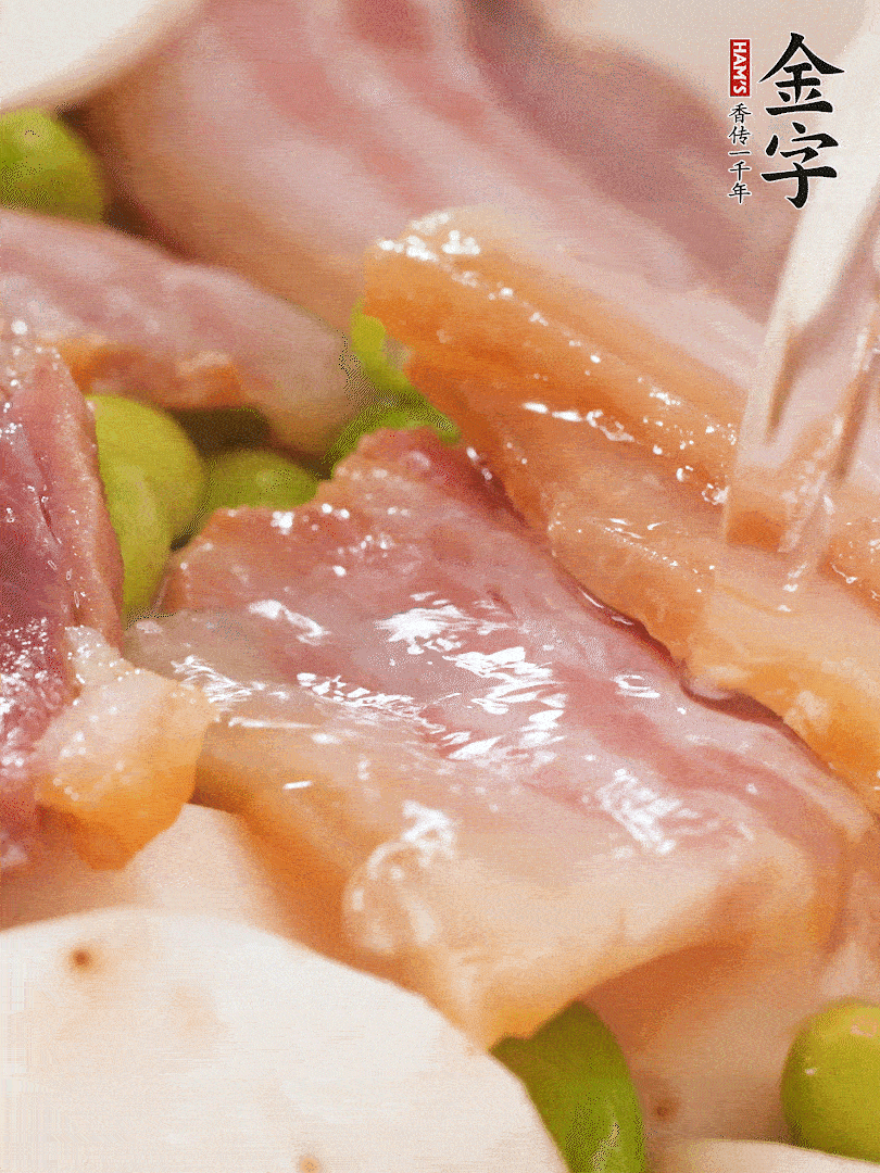 倒入芋艿、熟毛豆，翻炒均勻，加1小碗水煮開