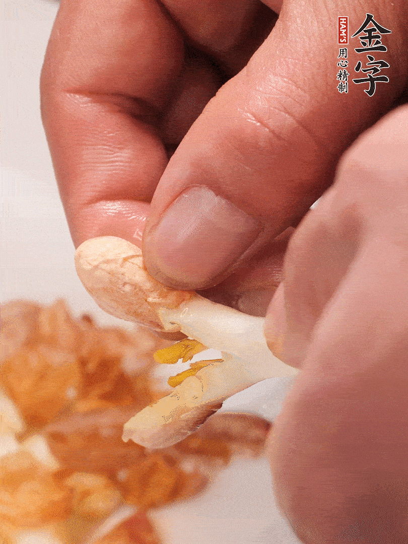 花生芽切段。開水焯水1分鐘，去掉頂部的花生皮