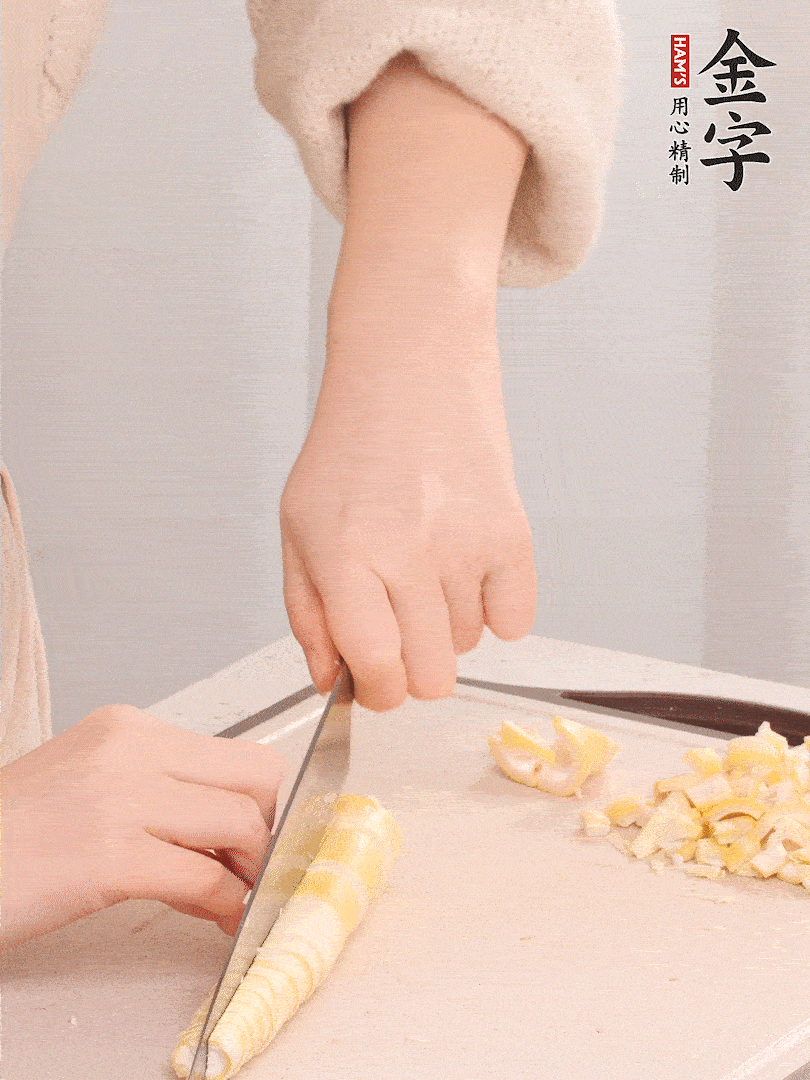 春筍去皮切小塊，焯水2分鐘左右