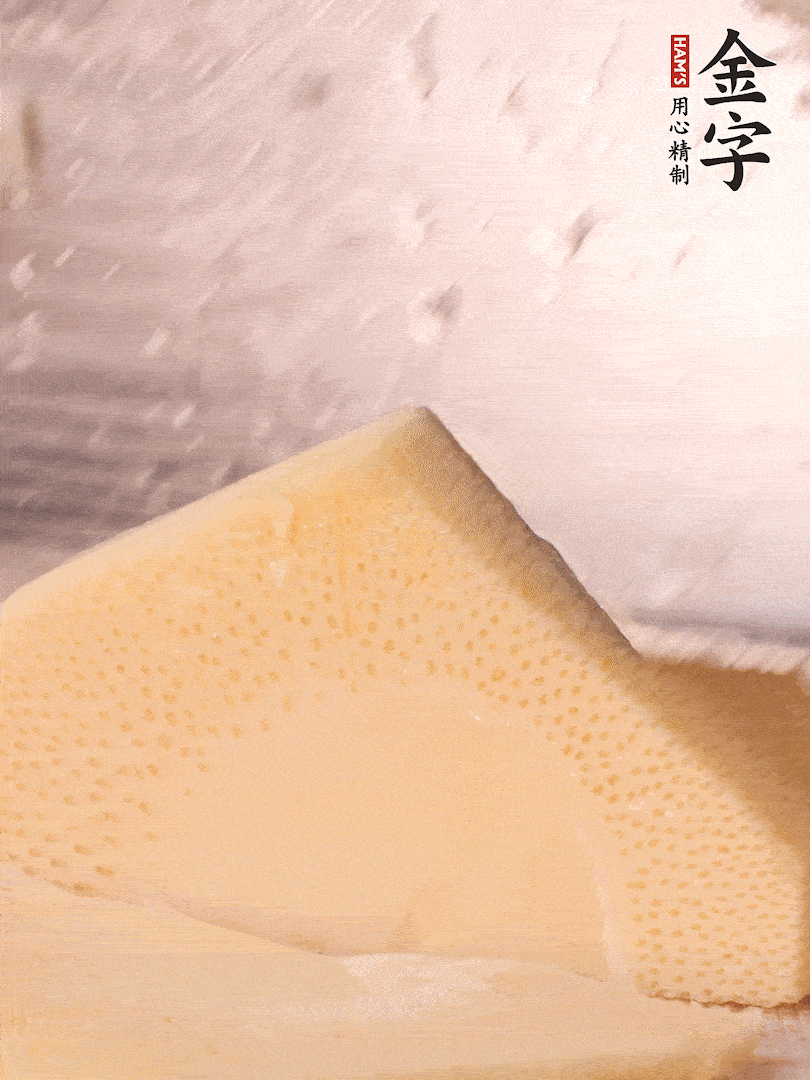 冬筍處理干凈，切滾刀塊，開水焯燙去除澀味