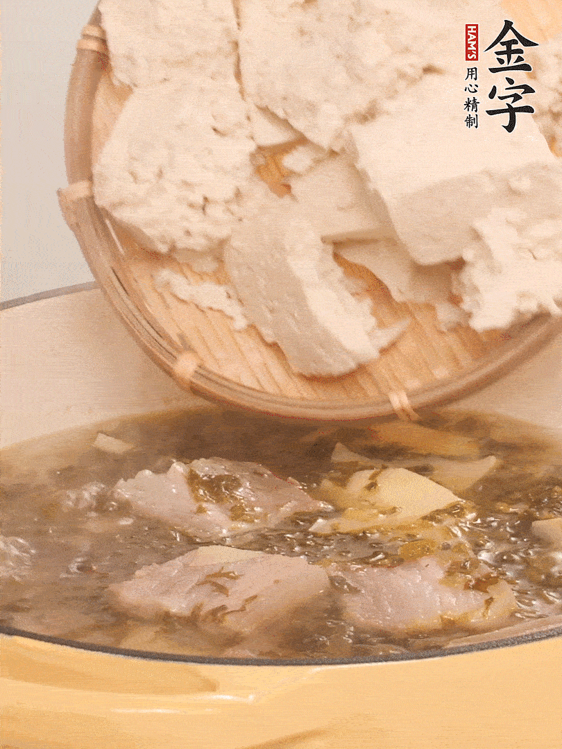 往鍋里加入一倍的水，加豆腐