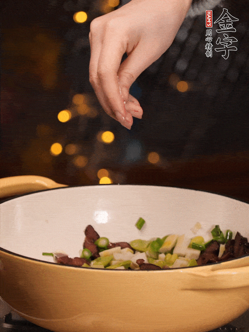 可以加點點水，再加菜苔，加點鹽、味精調(diào)味