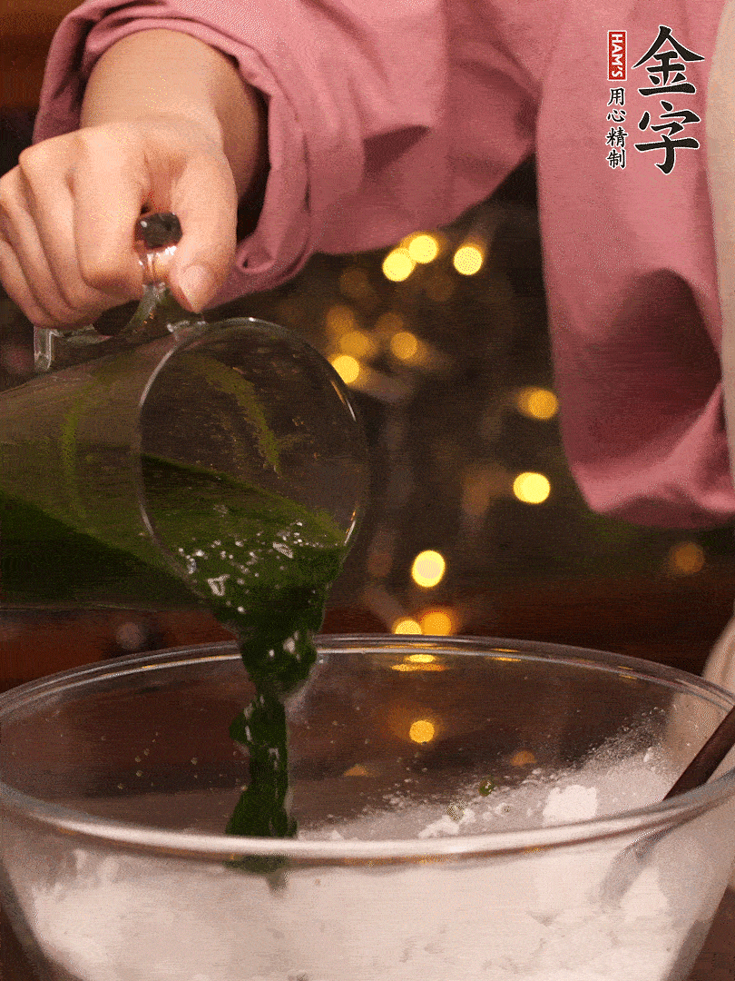 清明粿粉，分次加艾草泥，加點(diǎn)油揉2分鐘