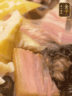 倒入滾燙的熱水，燉煮20分鐘，湯濃汁白