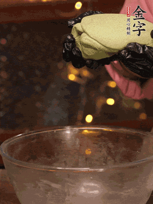 水里放點(diǎn)鹽，燒開后放艾草，一勺小蘇打，撈出浸入涼水，打成艾草泥