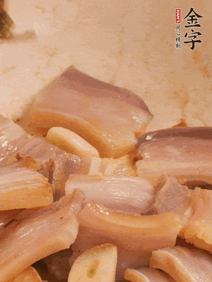 加入雪菜、咸肉冬筍 炒出香味