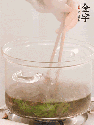 香椿焯水，變色后撈出，切成小段