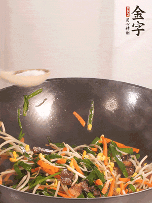 炒合菜：金字醬油肉、綠豆芽、韭菜