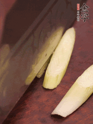蒜白切小段，辣椒斜切圈