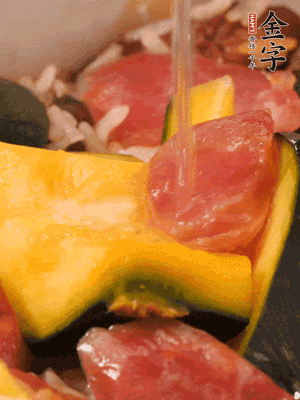 倒入溫開水，水量高出米面一個指節(jié)。