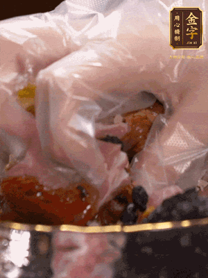 排骨洗凈后（蠔油、生抽、老抽、鹽、糖、淀粉、豆豉、蒜蓉、姜絲）腌制30分鐘