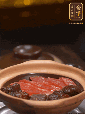 鋪上臘腸和排骨，鍋邊淋一圈油，小火煲10分鐘