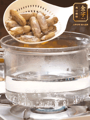 煮一鍋沸水，下蟶子汆燙30秒，撈出浸入冰水，取出蟶子肉