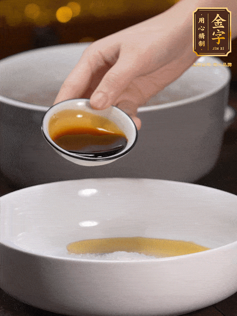 金字鹵牛肉切片，黃瓜切絲