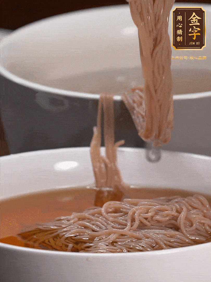 蘋(píng)果醋，一點(diǎn)鹽、糖、醬油，兌入涼白開(kāi)水調(diào)成簡(jiǎn)易冷面湯，放水箱冷藏