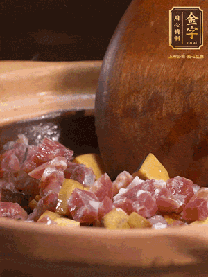 熱油下蒜片，倒入香腸丁、牛肝菌丁翻炒出香味