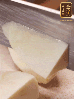 茭白去殼，底部一層老皮刨掉，切成滾刀塊