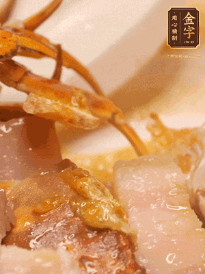顏色變紅時(shí)，放蔥結(jié)、姜片煸香，再放咸肉、茭白、毛豆翻炒