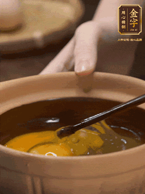 雞蛋打入砂鍋，充分打勻，1.5倍的溫水加一勺鹽，倒入蛋液中，攪拌均勻后用勺子舀去表面浮沫